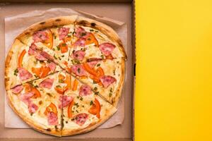Leve embora e Entrega. pronto para comer pizza dentro cartão caixa em amarelo fundo. cópia de espaço foto
