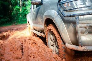 carros off-road na estrada enlameada. vista de ângulo baixo da frente do suv na estrada de montanha. foto