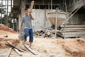 conceito do pobreza e criança trabalho, crianças quem estão trabalhando em construção sites , contra criança trabalho, pobre crianças, construção trabalhar, violência crianças e tráfico conceito foto