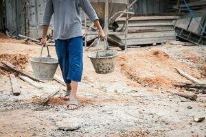 crianças pobres são forçadas a trabalhar na construção, violência infantil e conceito de tráfico, anti-trabalho infantil, dia dos direitos em 10 de dezembro. foto