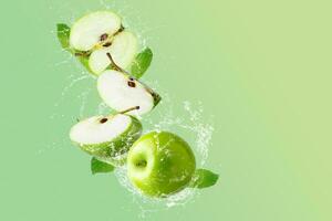 criativo disposição fez a partir de verde maçã e água espirrando em uma pastel verde fundo. fruta mínimo conceito e cópia de espaço. foto