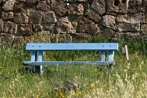 banco para descansar em um parque da cidade nas margens do mar mediterrâneo. foto