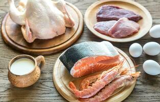 proteína dieta cru produtos em a de madeira fundo foto