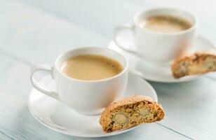 dois copos do café com cantuccini foto