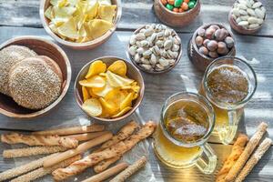 dois óculos do Cerveja com aperitivos foto