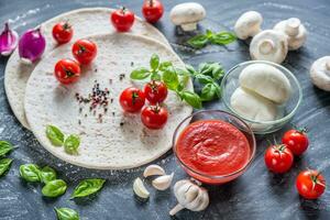 pizza ingredientes em a Sombrio de madeira fundo foto