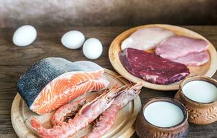 proteína dieta cru produtos em a de madeira fundo foto