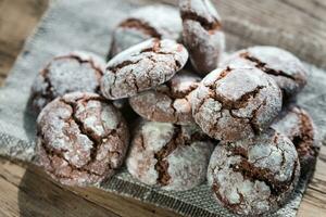 chocolate biscoitos em a de madeira borda foto