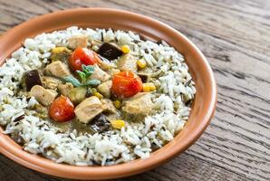 tailandês verde frango Curry com misturar do branco e selvagem arroz foto