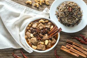 tailandês massaman Curry em a de madeira fundo foto