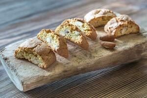 cantuccini em a de madeira borda foto