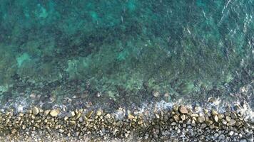 aéreo Visão do seixo de praia com azul mar foto