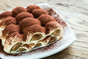 Tiramisu em a prato em a de madeira fundo foto