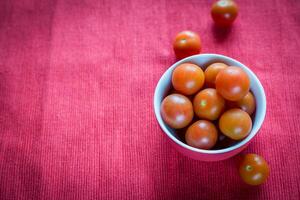 tigela de tomate cereja fresco foto