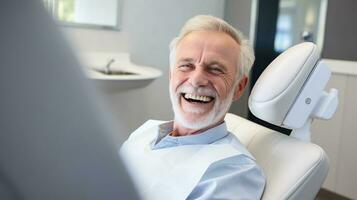 perfeito sorriso. retrato do feliz idosos paciente dentro dental cadeira. foto