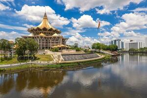 Novo Sarawak Estado legislativo montagem construção dentro Kuching, Sarawak, Bornéu, Malásia. foto