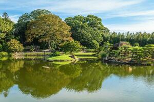 Korakuen, 1 do a três ótimo jardins do Japão localizado dentro okama cidade foto