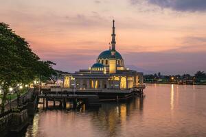 masjid Índia, flutuando mesquita localizado dentro Kuching cidade, Sarawak, leste Malásia foto