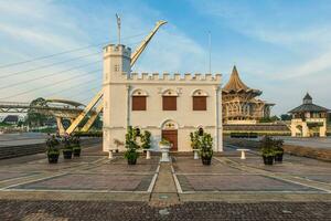 quadrado torre, uma antigo prisão e agora uma relógio torre dentro Kuching, Sarawak, Malásia foto