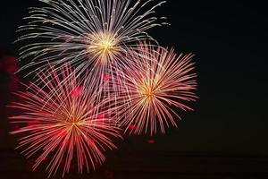 fogos de artifício festivos no céu para um feriado foto