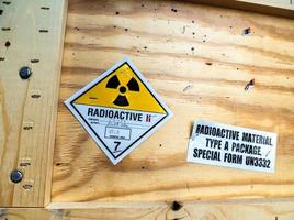 etiqueta de advertência de material radioativo ao lado da embalagem de transporte foto