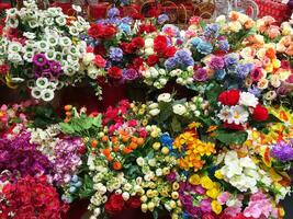 artificial flores contador é a alternativo para viver flores flores a partir de papel e tecido. artificial flores estão criada Como realista Como possível. decoração para casamentos e funerais. foto