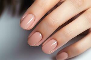 glamour mulher mão com nu unha polonês em dela unhas. nu sombra unha manicure com gel polonês às luxo beleza salão. unha arte e Projeto. fêmea mão modelo. francês manicure. generativo ai. foto