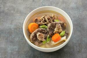 bocado buntut ou rabo de boi sopa com cenoura e batatas. indonésio tradicional Comida foto