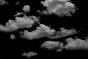 nuvem texturizada, branco abstrato, isolado no fundo preto foto