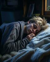 uma jovem homem é dormindo dentro cama às noite generativo ai foto