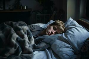 uma jovem homem é dormindo dentro cama com uma cobertor generativo ai foto
