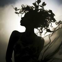 silhueta do uma mulher com dela cabelo sopro dentro a vento generativo ai foto