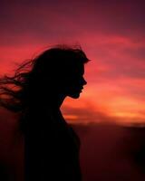 uma silhueta do uma mulher com dela cabelo sopro dentro a vento generativo ai foto