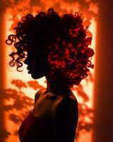 uma silhueta do uma mulher com vermelho encaracolado cabelo generativo ai foto
