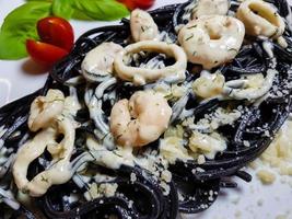 macarrão de espaguete - macarrão preto com frutos do mar mistos foto