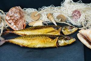 Bolinhos de peixe de filé de cavala defumada com salada foto