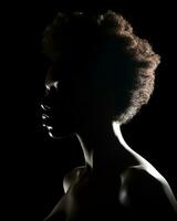a africano americano mulher com a afro dentro a Sombrio generativo ai foto