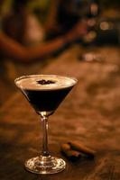 espresso martini coquetel bebida em aconchegante interior escuro de bar à noite foto