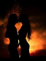 silhueta do dois pessoas se beijando dentro frente do uma fogo generativo ai foto