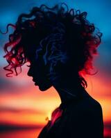 a silhueta do uma mulher com encaracolado cabelo às pôr do sol generativo ai foto