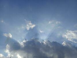 a céu vem vivo com nuvens e uma radiante Sol cortina foto