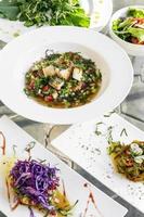 petiscos mistos de tapas tradicionais portuguesas e seleção de saladas na mesa do restaurante lisboa foto