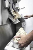 fazendo sorvete de sorvete com detalhes de preparação de equipamentos profissionais modernos no interior da cozinha foto