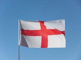 bandeira inglesa da inglaterra sobre o céu azul foto