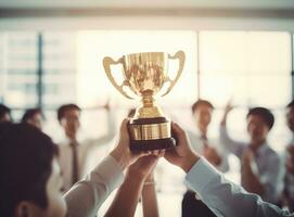 troféu dentro mão do homem de negocios e dando Parabéns recompensado dentro a escritório. conceito do bem sucedido negócios, conquista, trabalho em equipe. ai gerado foto