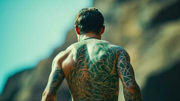 aventureiro espírito Rocha escalada entusiasta com negrito tatuagem em costas ai gerado foto