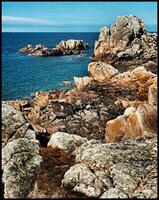 sereno verão panorama rochoso litoral e mar em brehat ilha, Bretanha, França foto