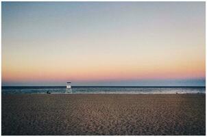 serenidade de a mar uma tirar o fôlego pôr do sol Visão do argeles de praia em a Mediterrâneo costa foto