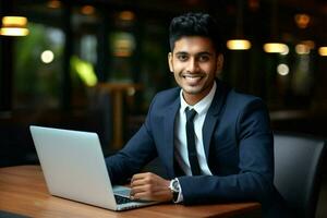 indiano feliz pessoa alegre o negócio sentado computador portátil homens escritório machos trabalhador retrato sorrir homem de negocios tecnologia perícia foto