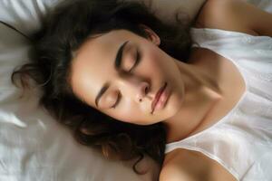 mulher beleza relaxamento quarto jovem dormir travesseiro atraente feliz cama manhã. generativo ai. foto